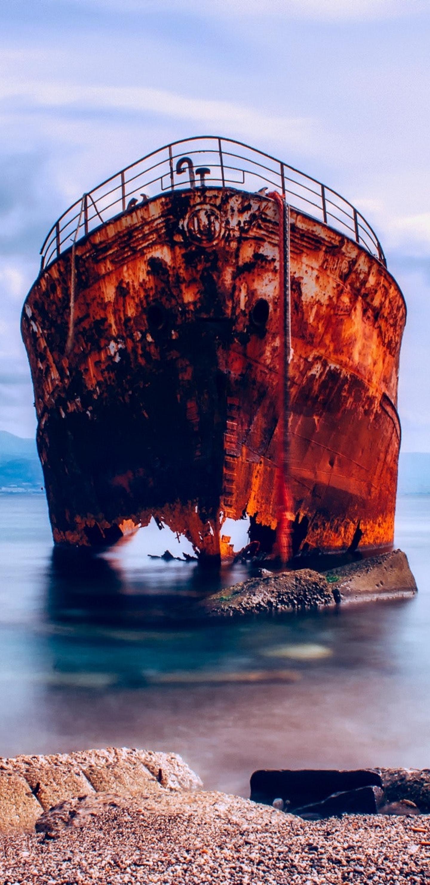 海岸废弃的船