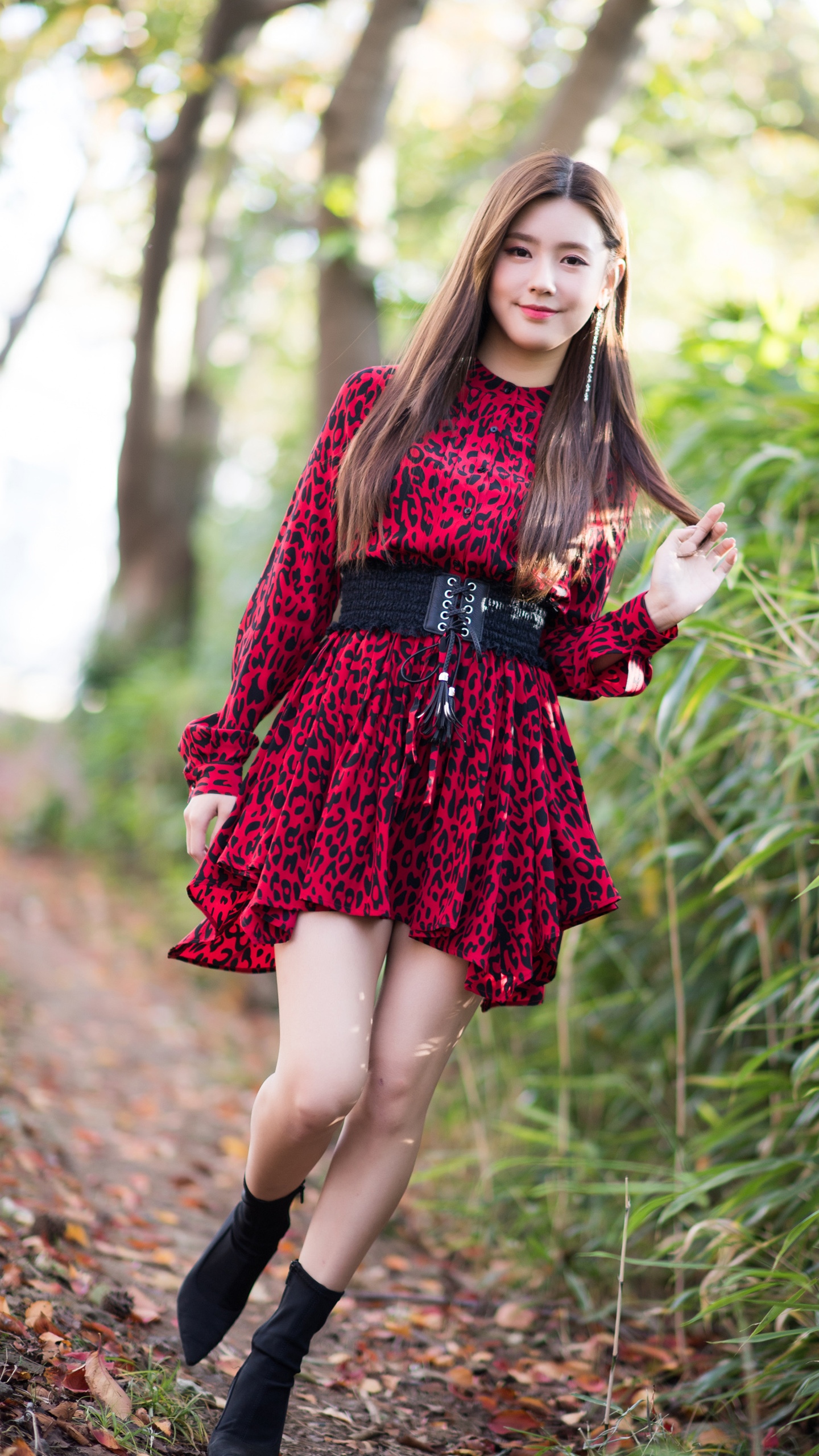 红裙子的美女壁纸