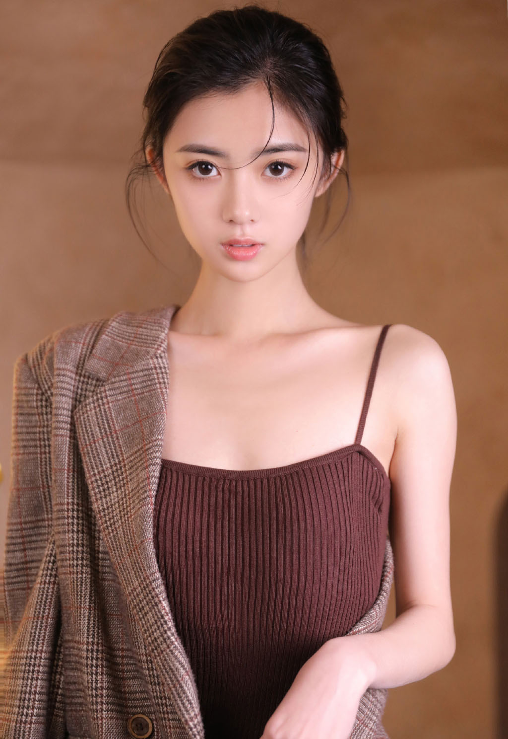 漂亮，精致，容颜秀丽，大眼睛超美少女吊带衣私房写真图
