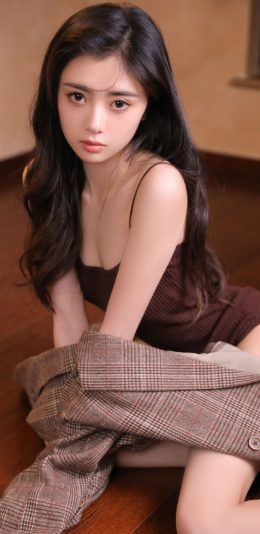 漂亮，精致，容颜秀丽，大眼睛超美少女吊带衣私房写真图