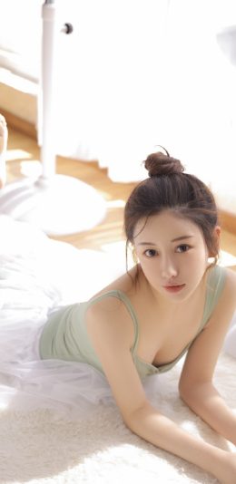 身着蓝色吊带跳舞服的漂亮可人舞蹈少女运动写真图片