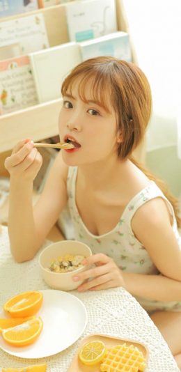 橙色的夏日，清新小碎花衫短裤美女养眼夏日写真图片