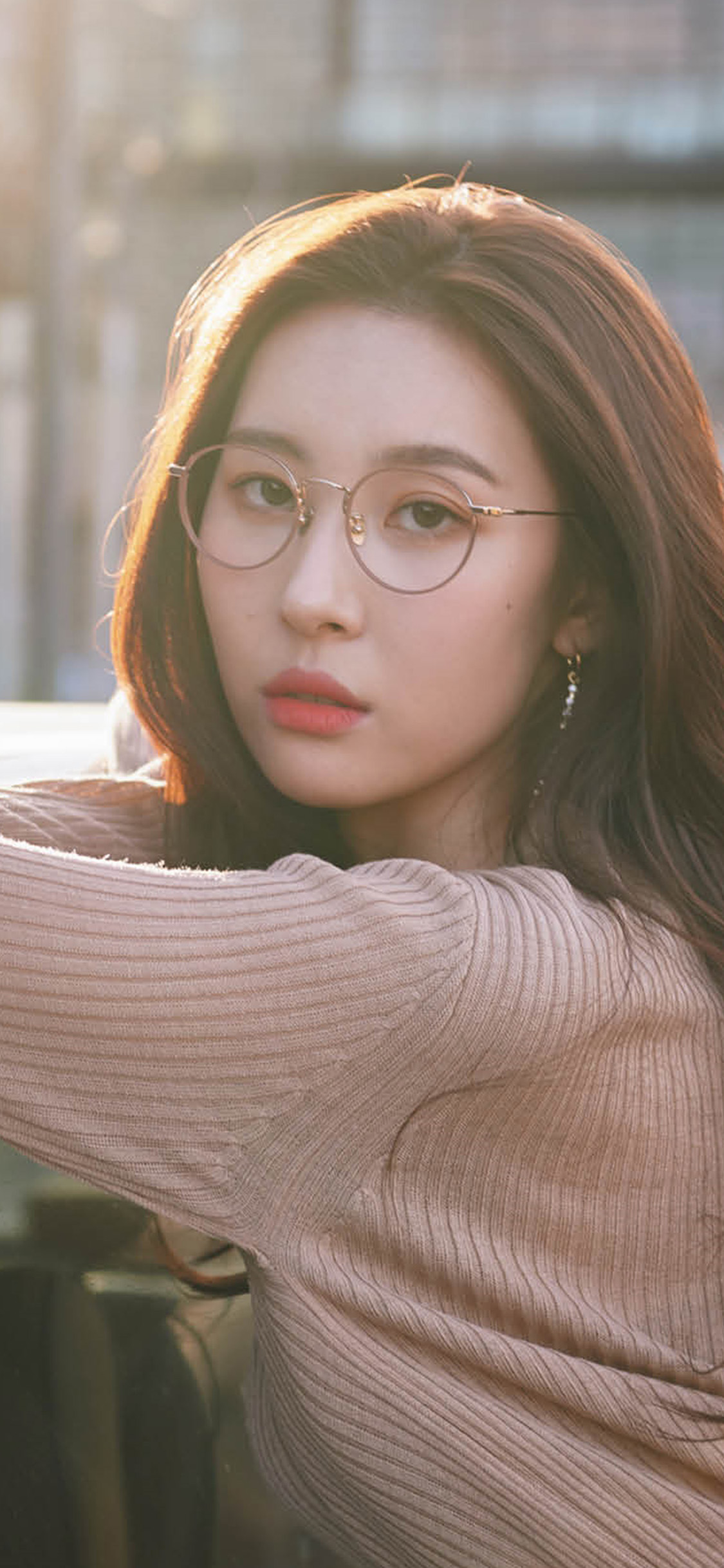 长发戴眼镜的亚洲清纯女生高清手机壁纸