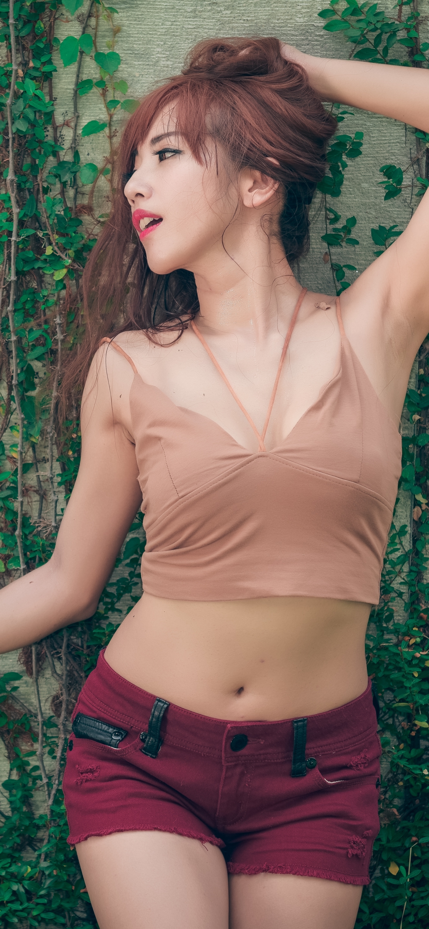 性感露脐装吊带长发美女手机壁纸下载