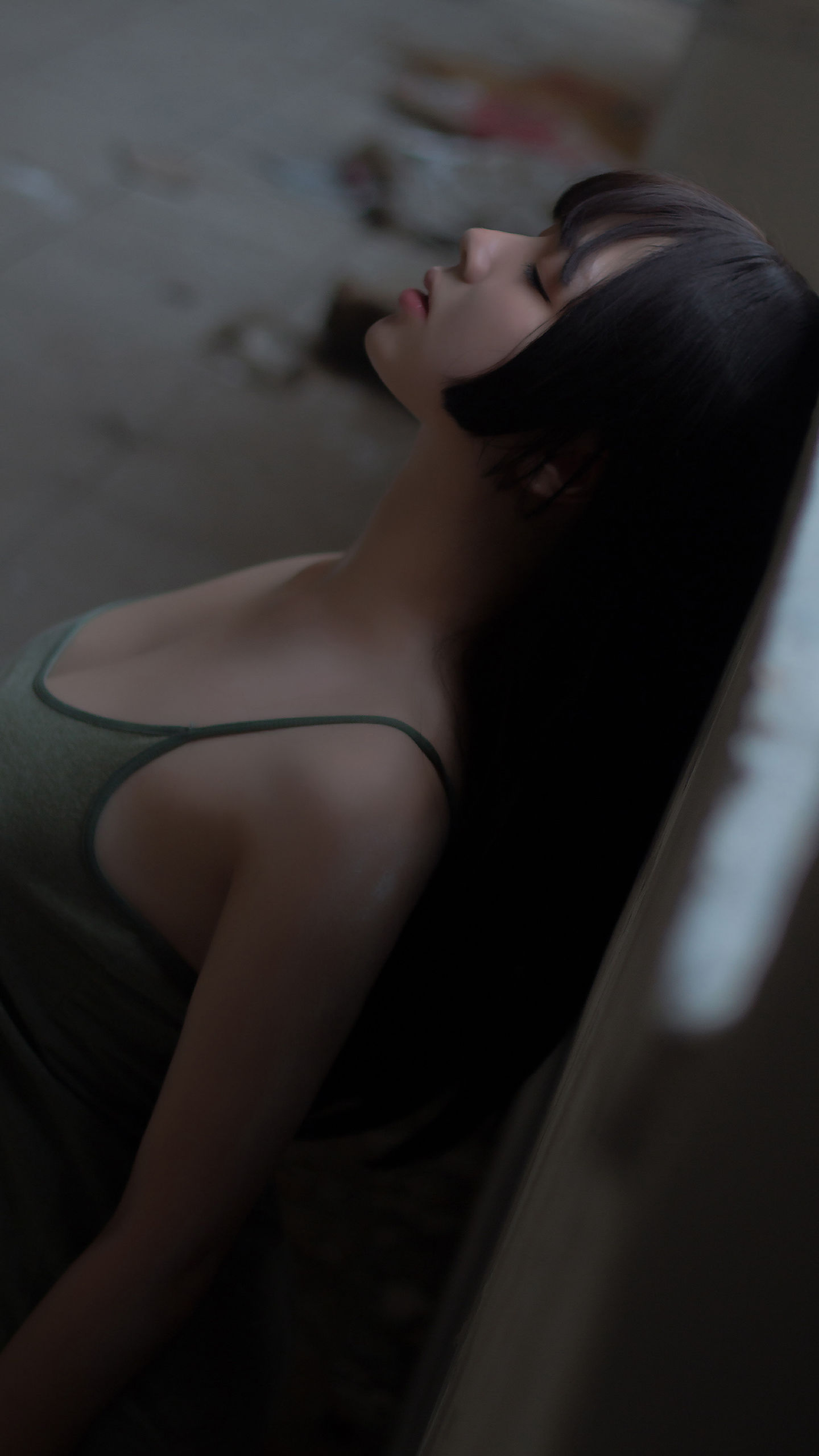 齐刘海发型性感丰满吊带衣美女高清摄影手机壁纸图片