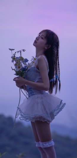 手捧鲜花的美女 美腿 顾林x手机壁纸图片唯美