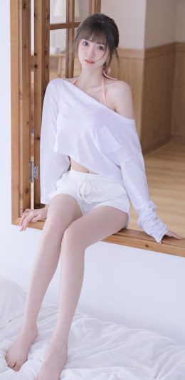 白色衣服 白色短裤 好看美腿美女手机壁纸