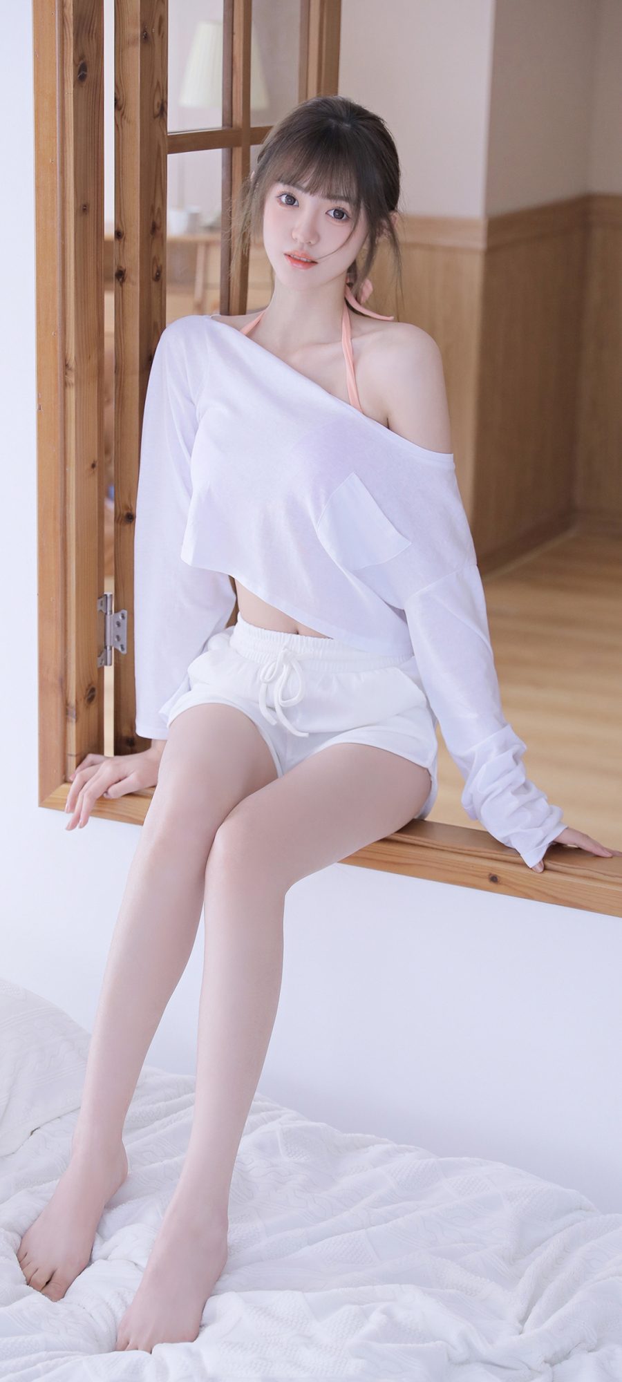 白色衣服 白色短裤 好看美腿美女手机壁纸