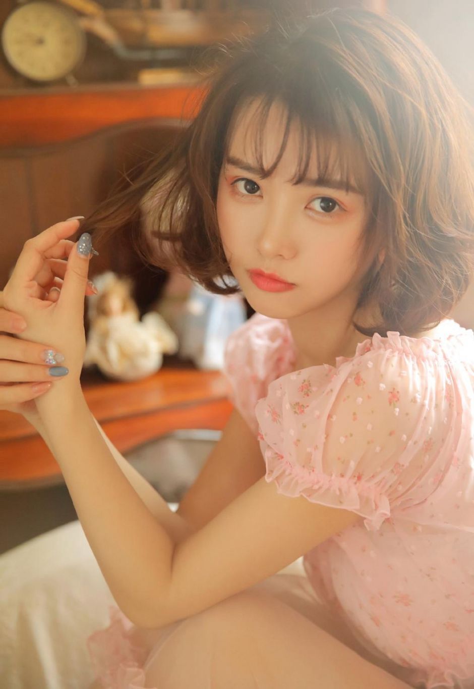 简单的喜欢最长远，治愈系温柔短发女孩粉纱裙居家文艺照(1/8)