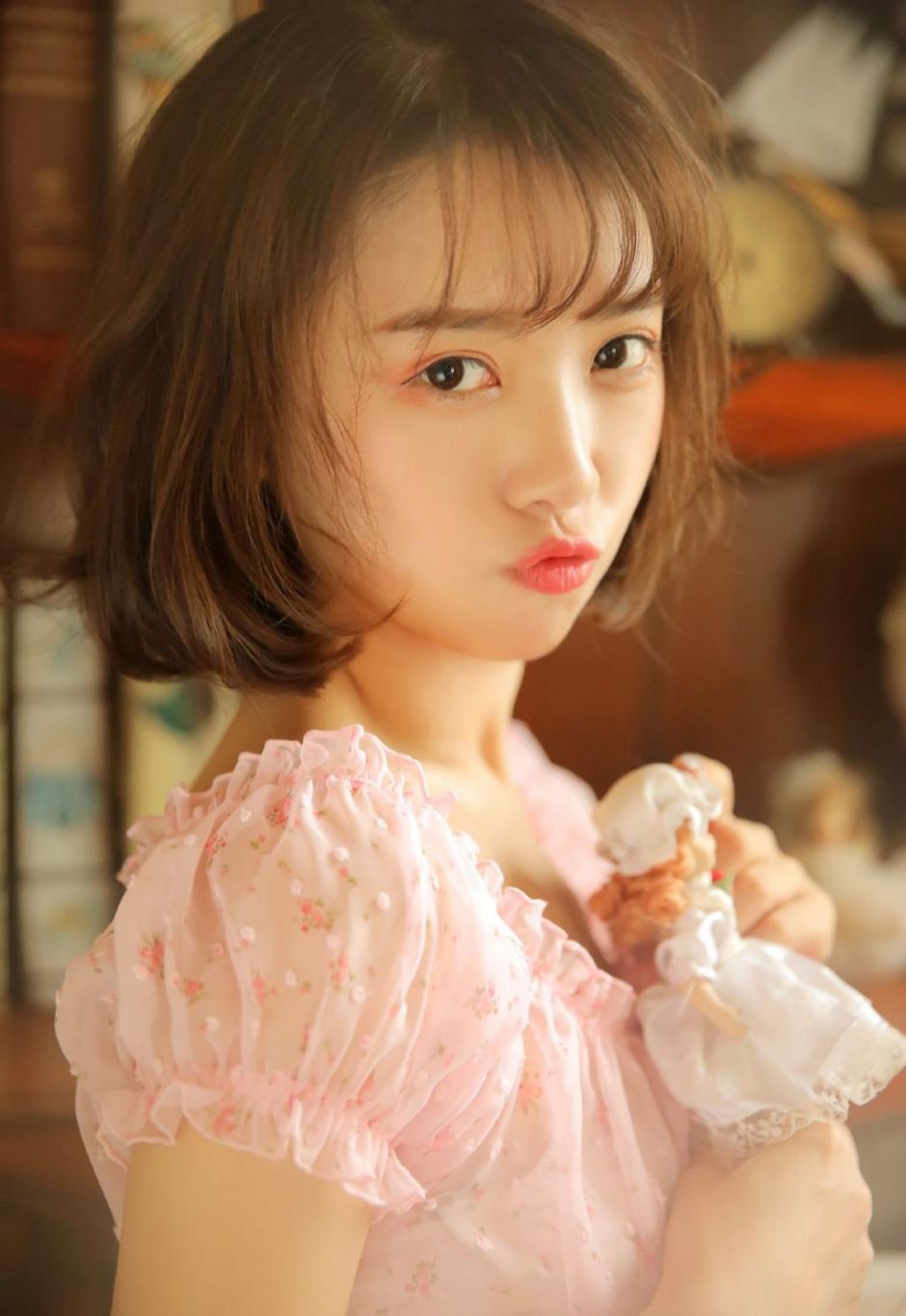 简单的喜欢最长远，治愈系温柔短发女孩粉纱裙居家文艺照(4/8)