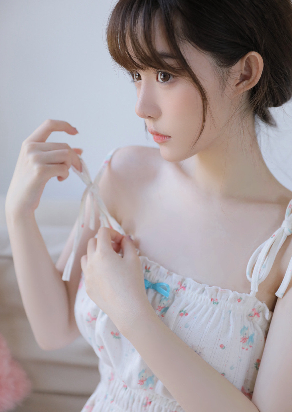 奶甜奶甜的草莓少女可爱迷人吊带碎花裙穿着私房写真图片集(1/18)