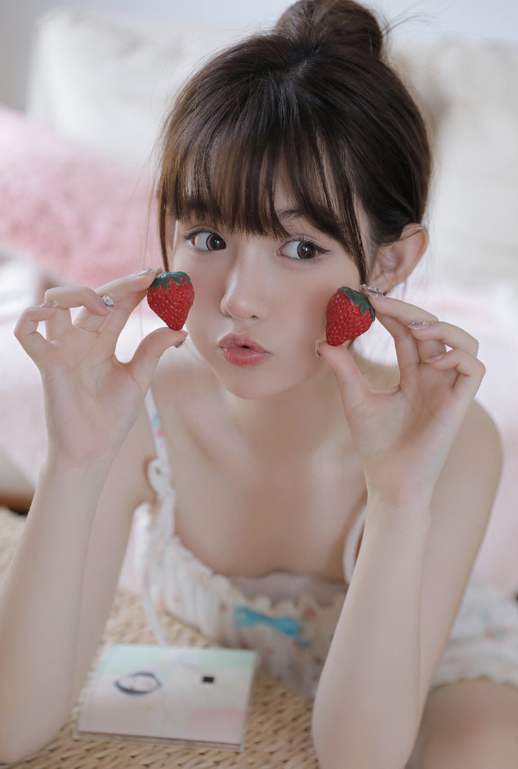奶甜奶甜的草莓少女可爱迷人吊带碎花裙穿着私房写真图片集(4/18)