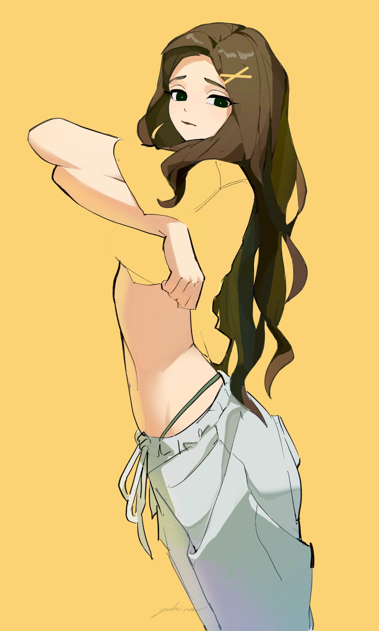 黄色背景 女生 换衣服