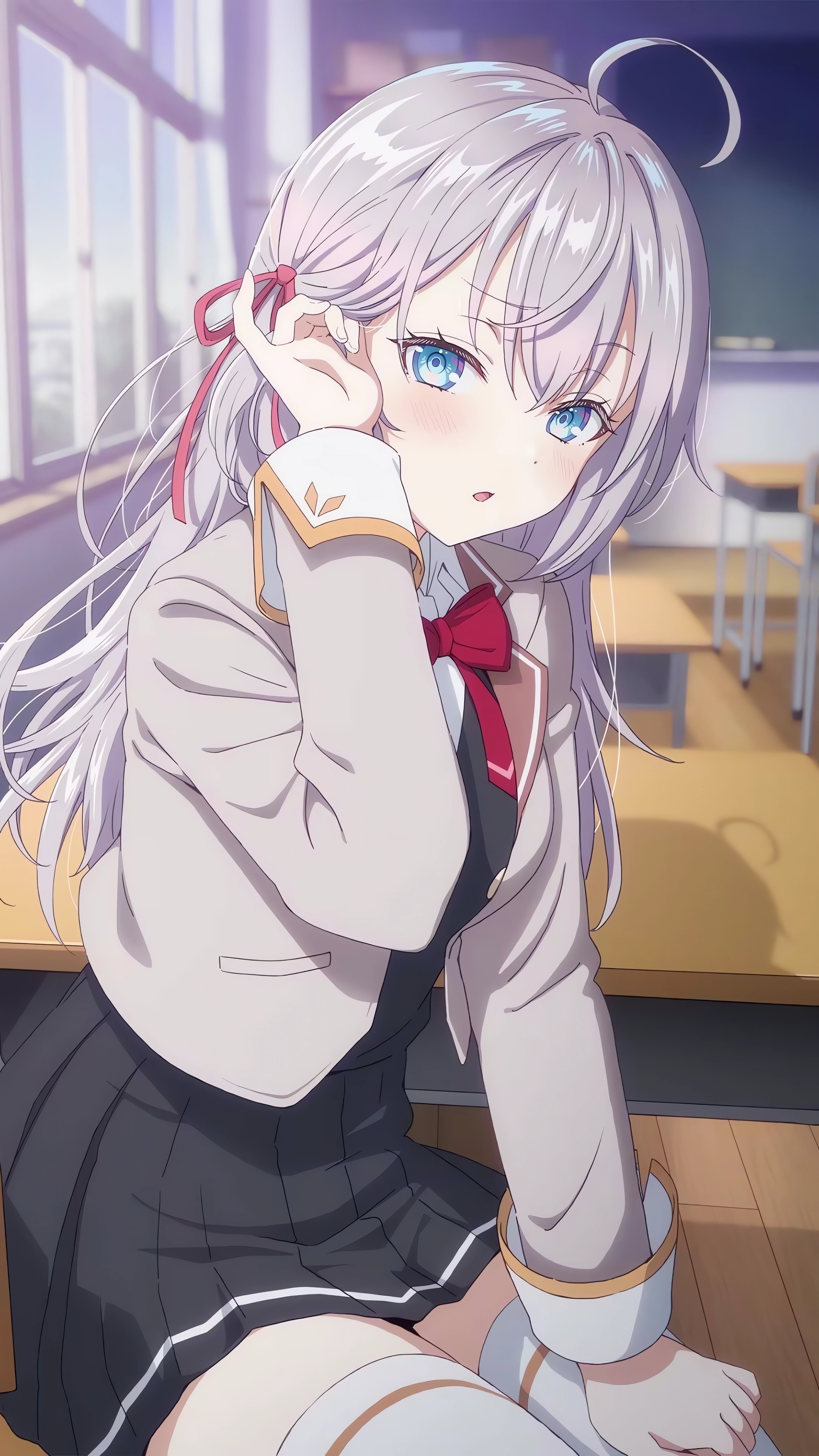 看着观众｜白头发｜坐着