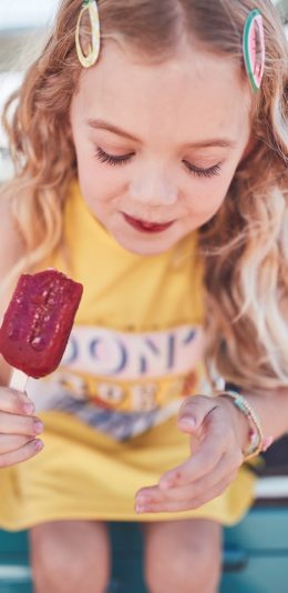 [2436x1125]欧美 小女孩 萌娃 吃冰棍 苹果手机动漫壁纸图片