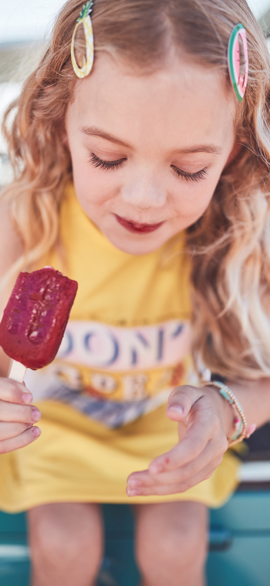 [2436×1125]欧美 小女孩 萌娃 吃冰棍 苹果手机动漫壁纸图片