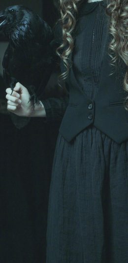 [2436x1125]乌鸦 黑暗 摄影 女孩 裙子 诡异 哥特风 苹果手机壁纸图片