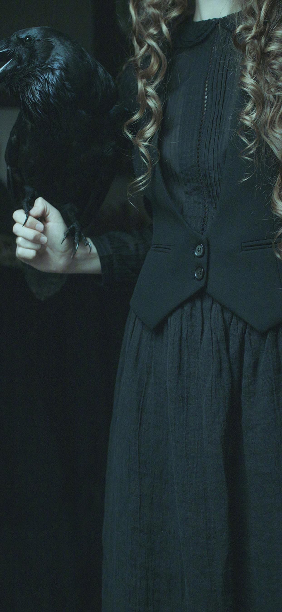 [2436×1125]乌鸦 黑暗 摄影 女孩 裙子 诡异 哥特风 苹果手机壁纸图片