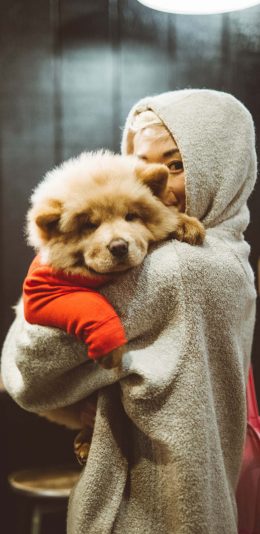 [2436x1125]女孩 宠物狗 松狮犬 合照 苹果手机壁纸图片