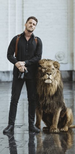 [2436x1125]摄影师 相机 狮子 合影 苹果手机壁纸图片