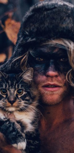[2436x1125]欧美 型男 猫咪 合影 苹果手机壁纸图片