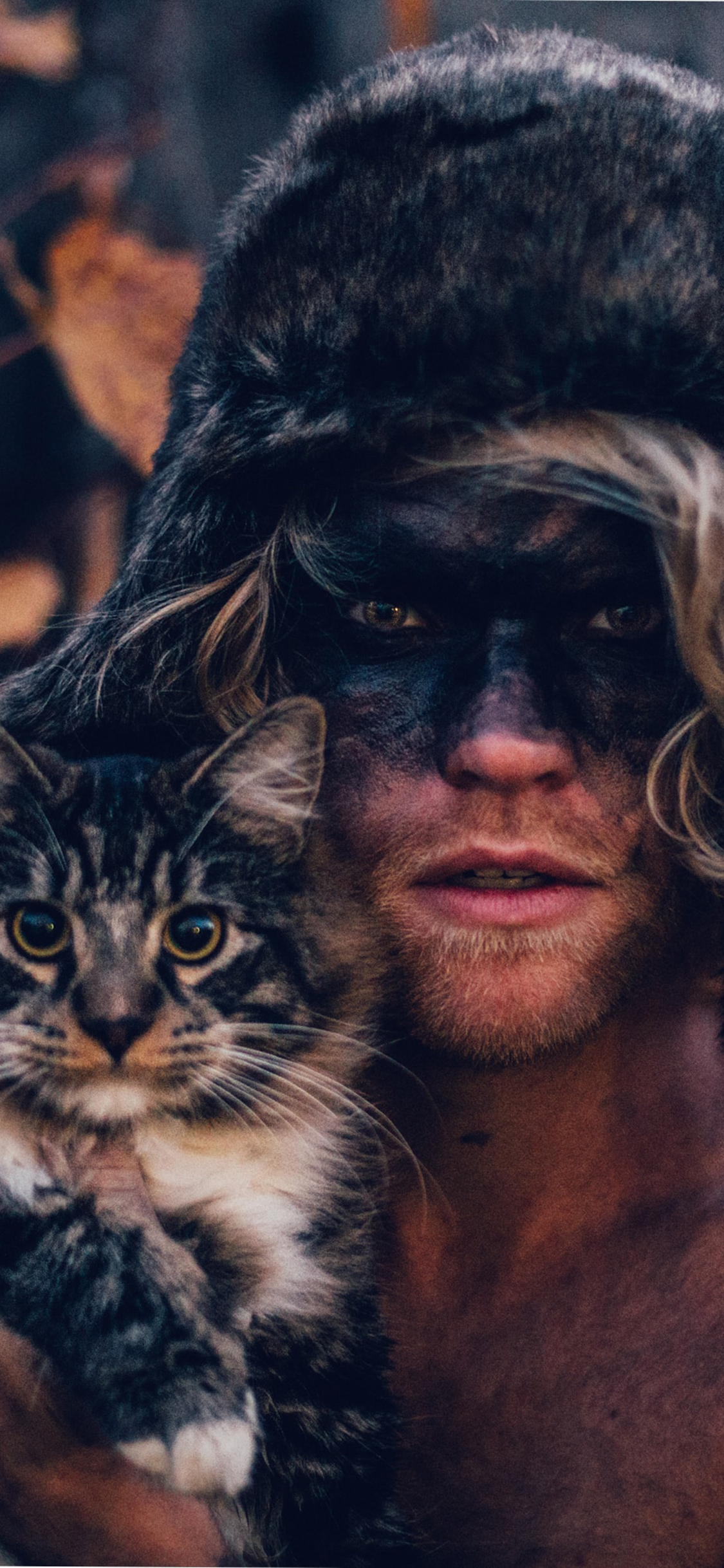 [2436×1125]欧美 型男 猫咪 合影 苹果手机壁纸图片
