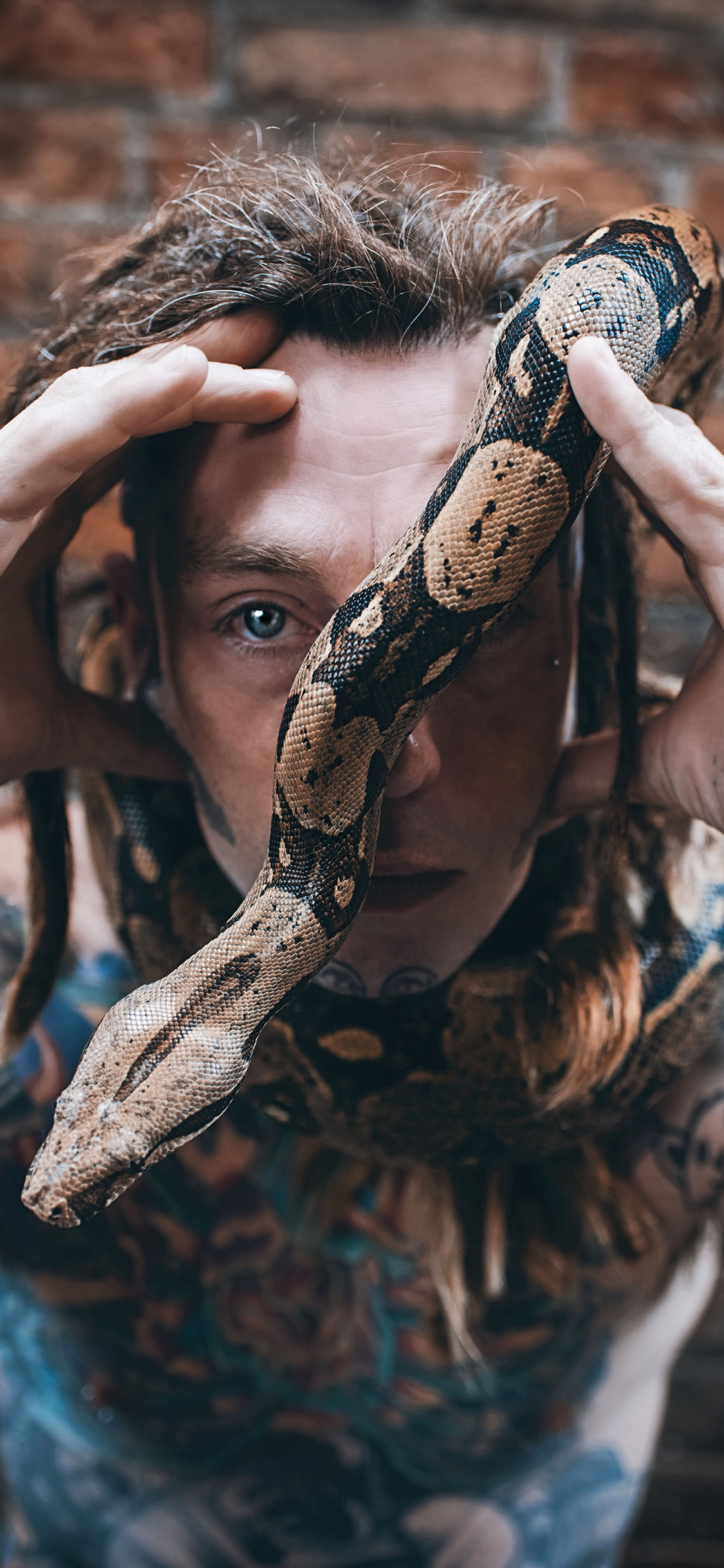 [2436×1125]欧美 型男 纹身 个性 蛇 苹果手机壁纸图片