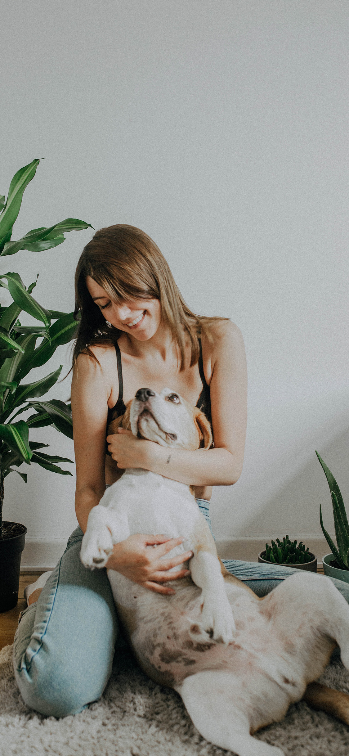 [2436×1125]欧美 美女 宠物狗 汪星人 苹果手机壁纸图片