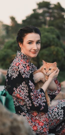 [2436x1125]欧美 美女 气质写真 橘猫 宠物 苹果手机壁纸图片