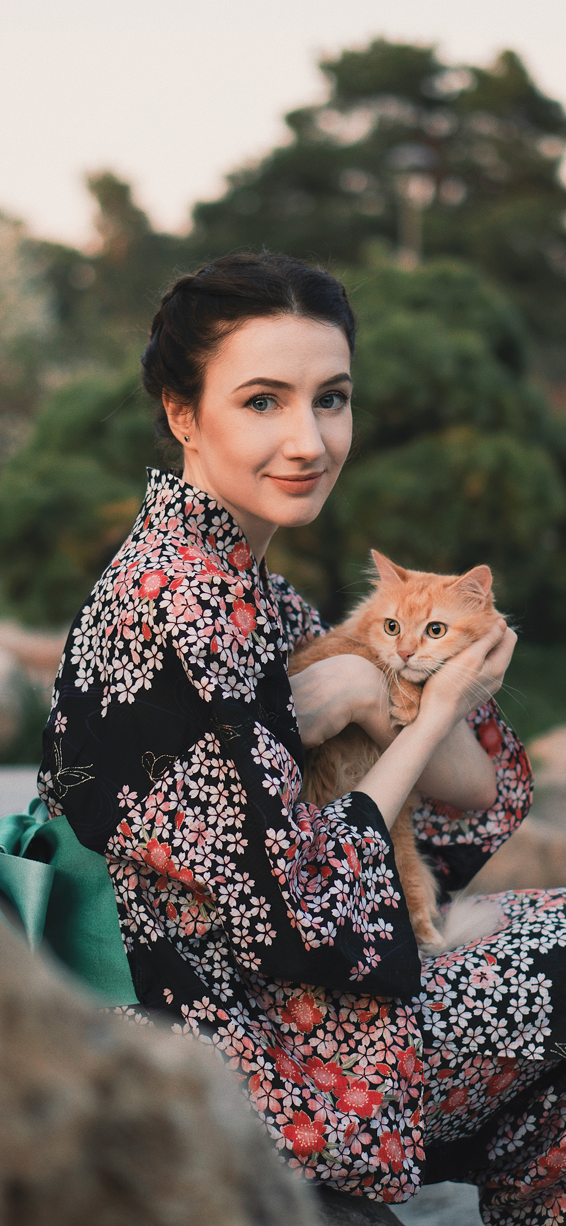 [2436×1125]欧美 美女 气质写真 橘猫 宠物 苹果手机壁纸图片