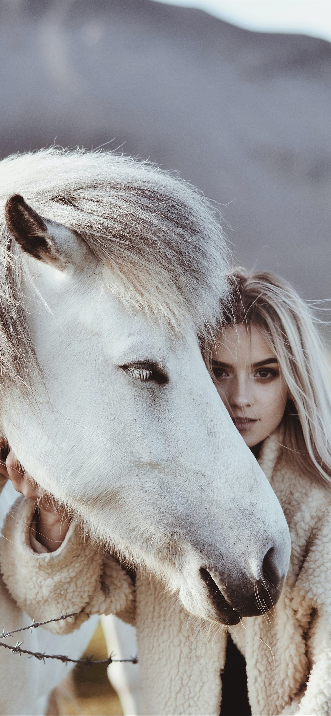 [2436×1125]欧美 美女 白马 合影 苹果手机壁纸图片