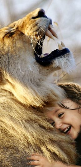 [2436x1125]欧美小女孩 狮子 合影 苹果手机壁纸图片