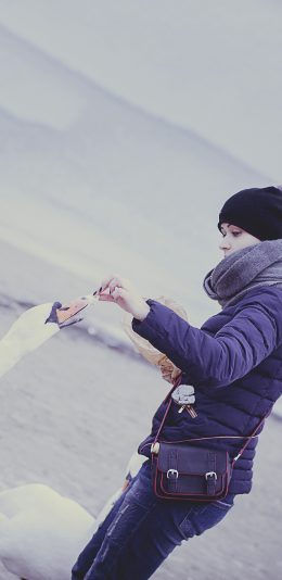 [2436x1125]欧美美女 天鹅 喂食 苹果手机壁纸图片