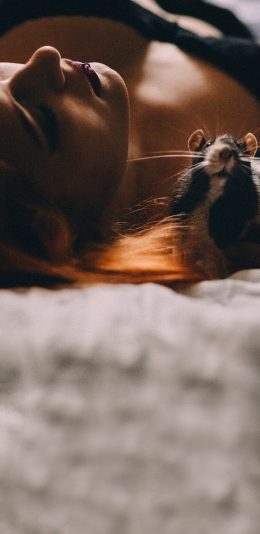 [2436x1125]欧美美女 性感 荷兰猪 宠物 苹果手机壁纸图片