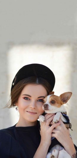 [2436x1125]欧美美女 气质 宠物狗 吉娃娃 苹果手机壁纸图片