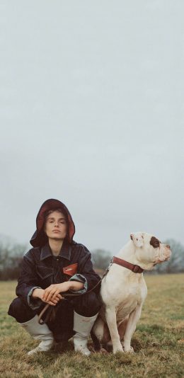 [2436x1125]草地 欧美美女 宠物狗 英斗 苹果手机壁纸图片