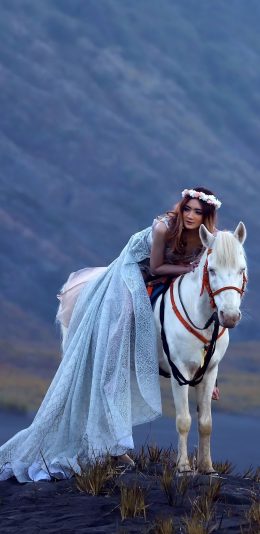 [2436x1125]郊外 写真 美女 白马 苹果手机壁纸图片