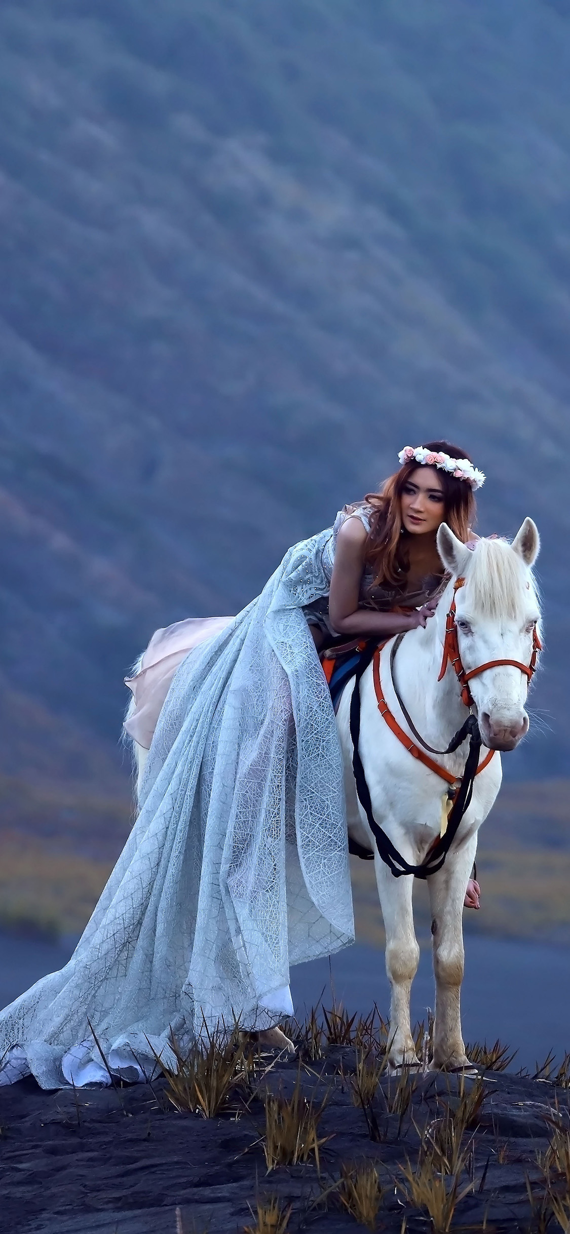 [2436×1125]郊外 写真 美女 白马 苹果手机壁纸图片