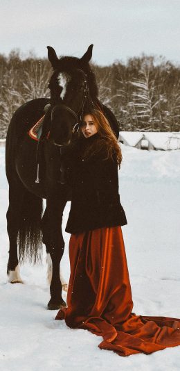 [2436x1125]雪地 欧美美女 黑马 苹果手机壁纸图片