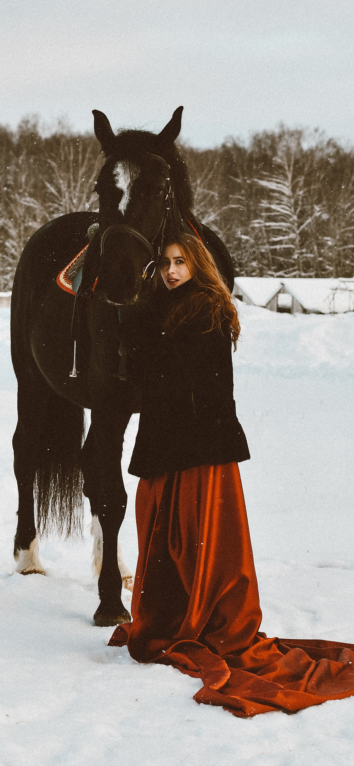 [2436×1125]雪地 欧美美女 黑马 苹果手机壁纸图片