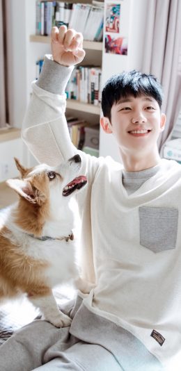 [2436x1125]韩国男星 宠物狗 柯基犬 合照 苹果手机壁纸图片