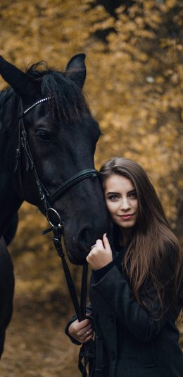 [2436x1125]马驹 黑马 欧美美女 合照 苹果手机壁纸图片