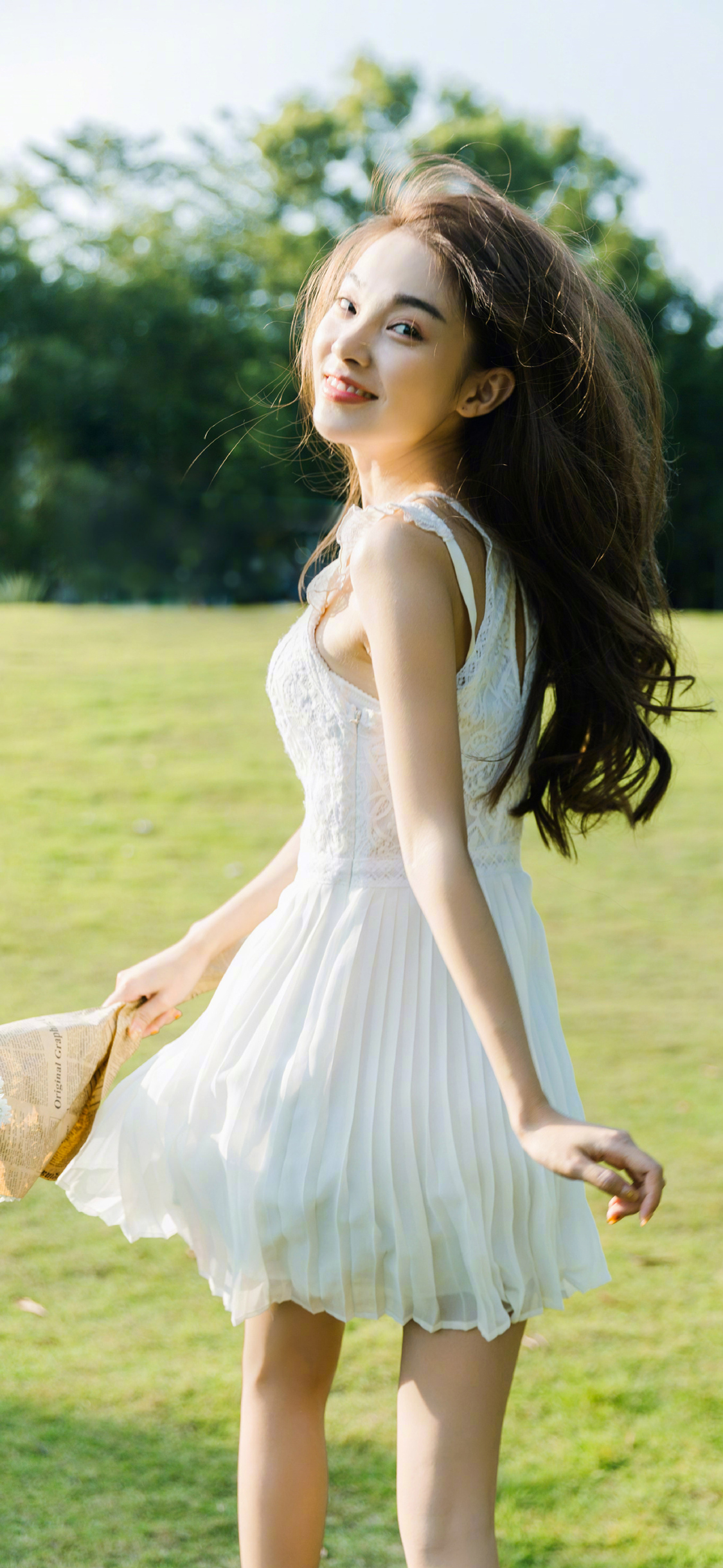 [2436×1125]侧颜 草地 背影 女孩 苹果手机美女壁纸图片