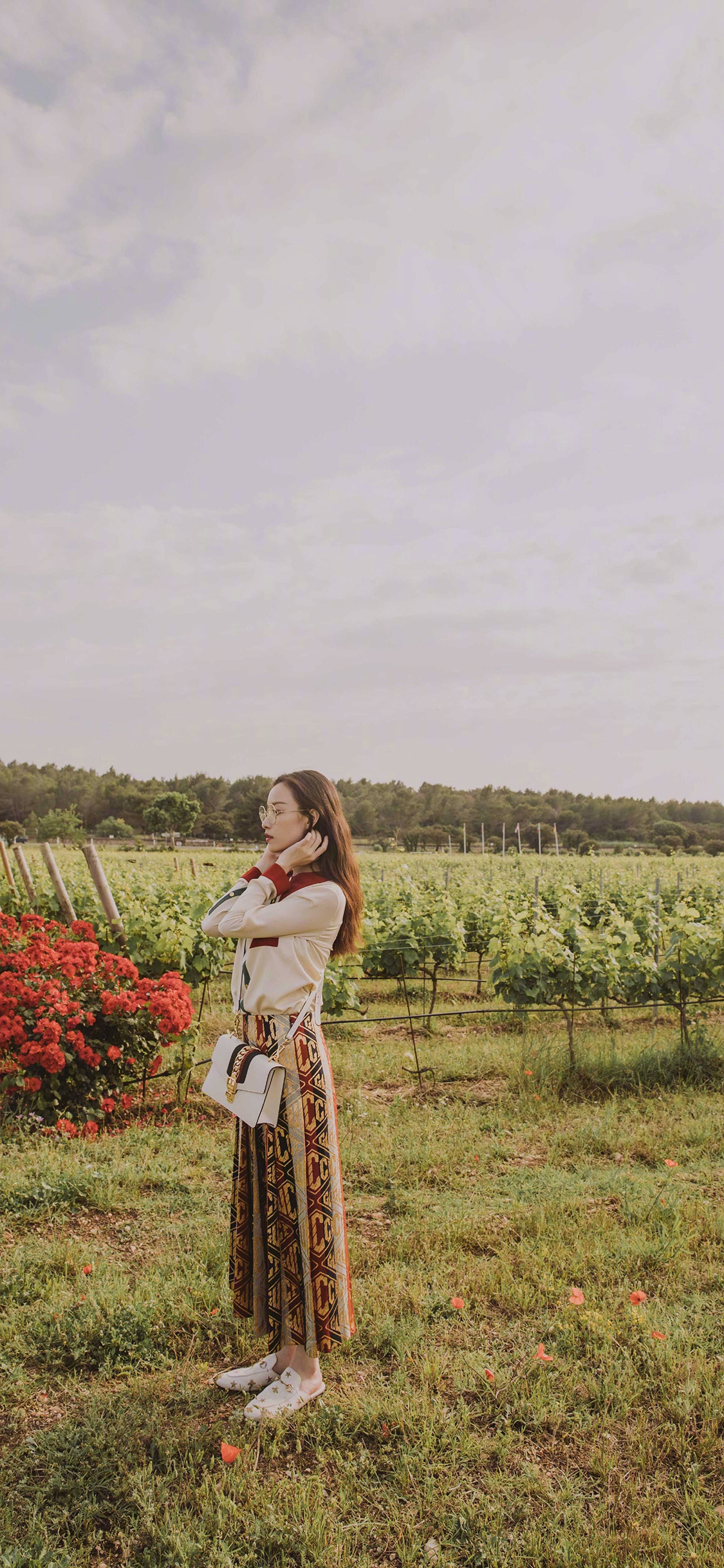 [2436×1125]倪妮 葡萄园 演员 明星 艺人 时尚 苹果手机美女壁纸图片