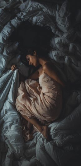 [2436x1125]女子 睡眠 蜷缩 睡衣 苹果手机美女壁纸图片