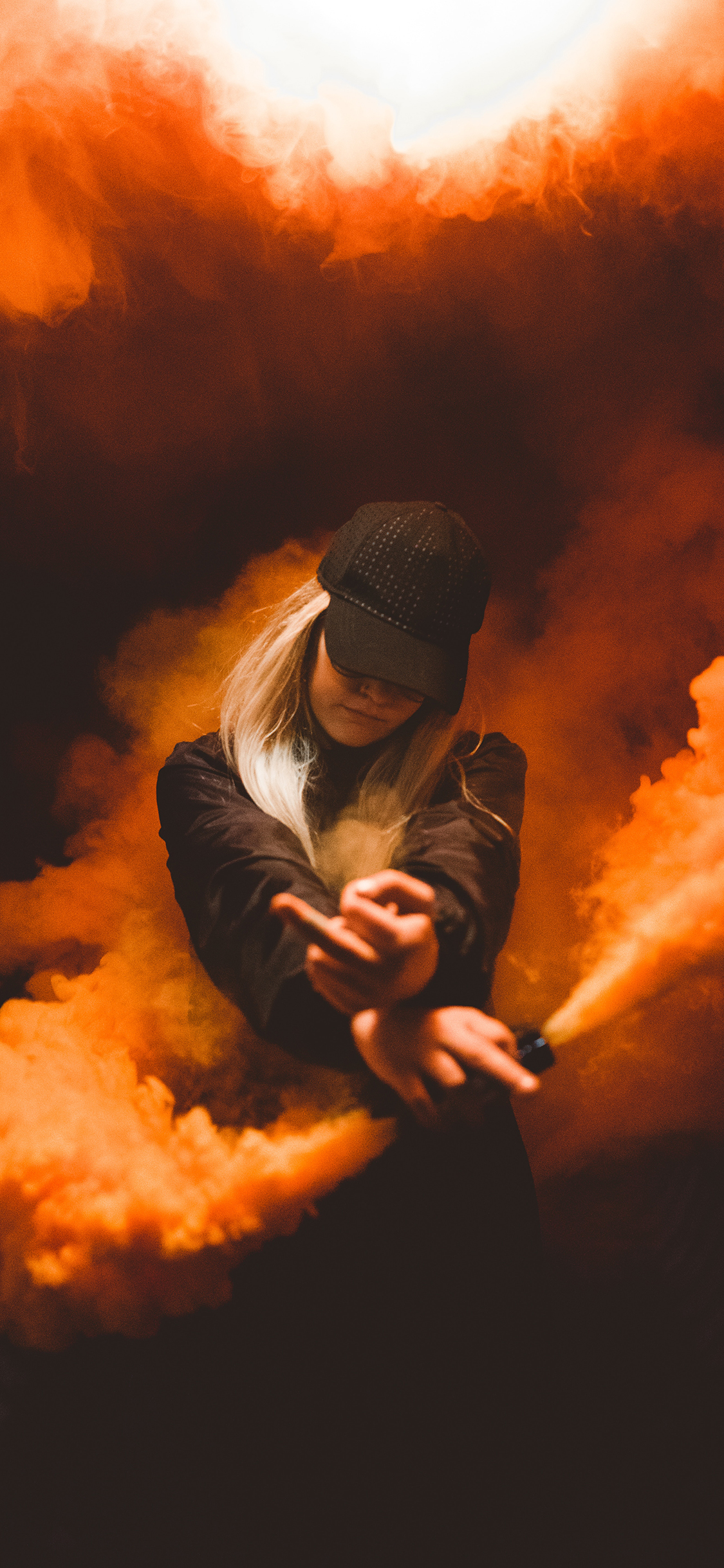 [2436×1125]女孩 信号弹 烟雾 竖中指 苹果手机美女壁纸图片