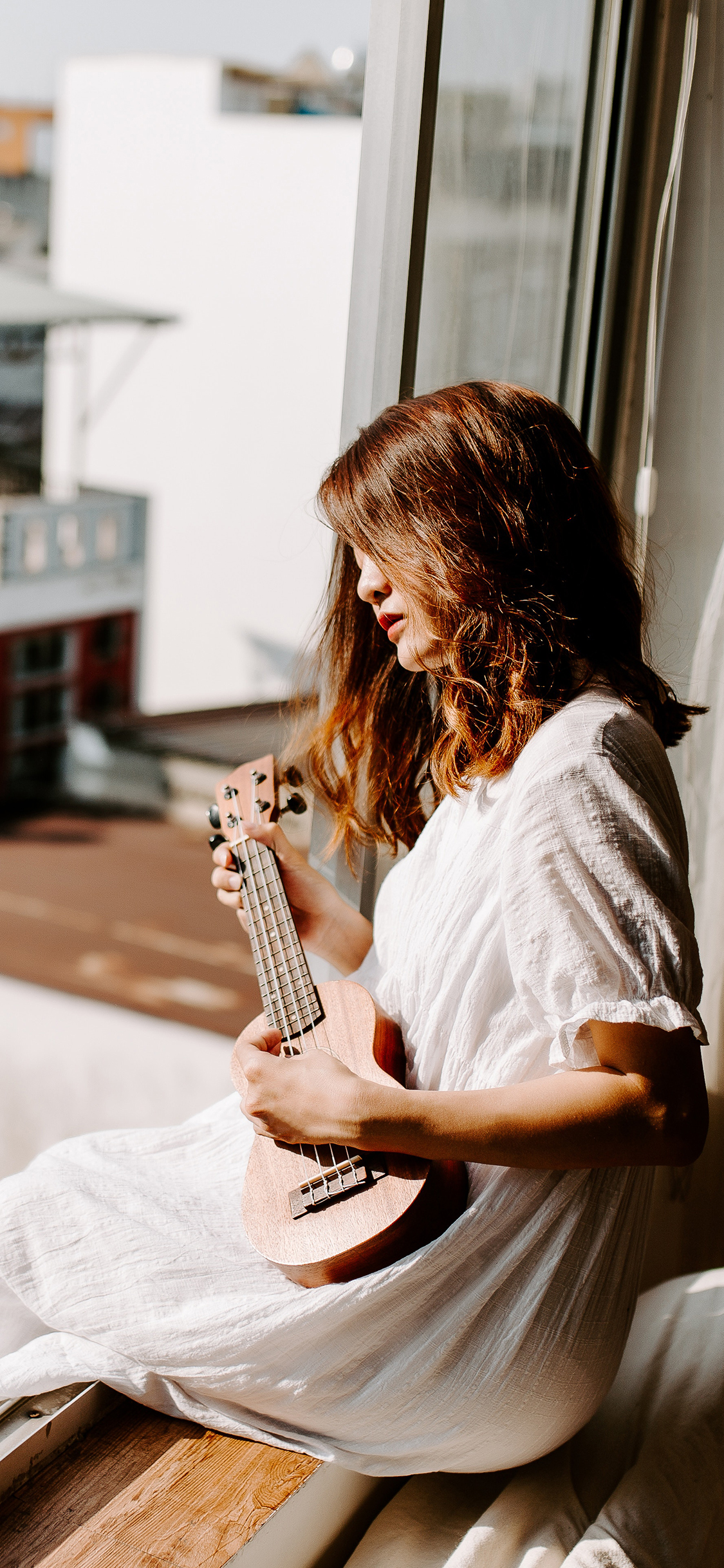 [2436×1125]女孩 文艺 尤克里里 弹奏 苹果手机美女壁纸图片