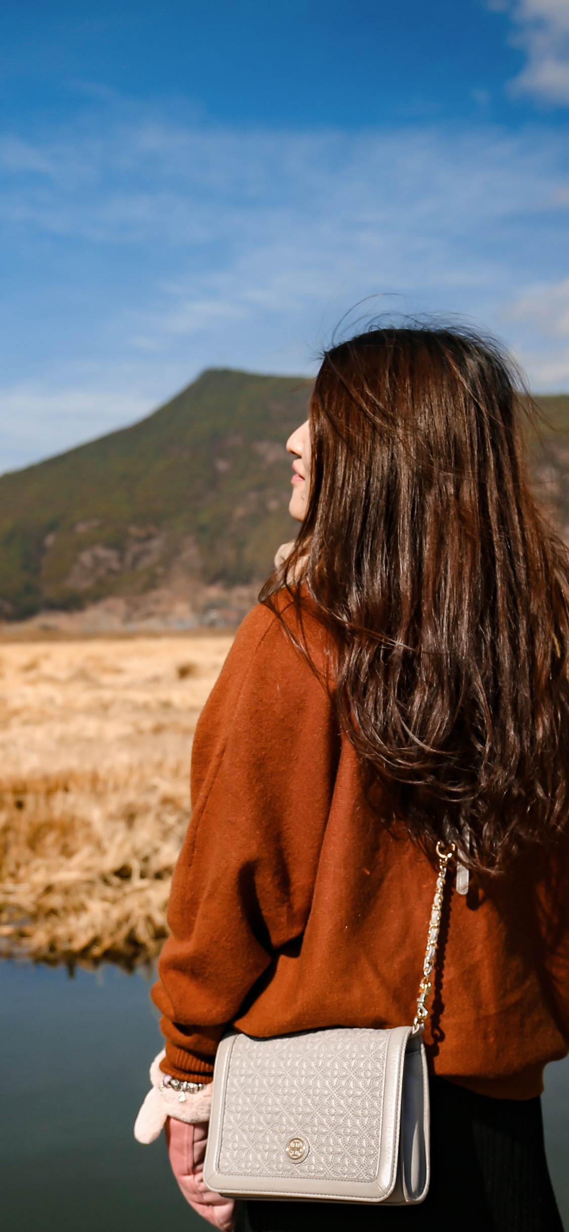 [2436×1125]女孩 背影 户外 风景 苹果手机美女壁纸图片
