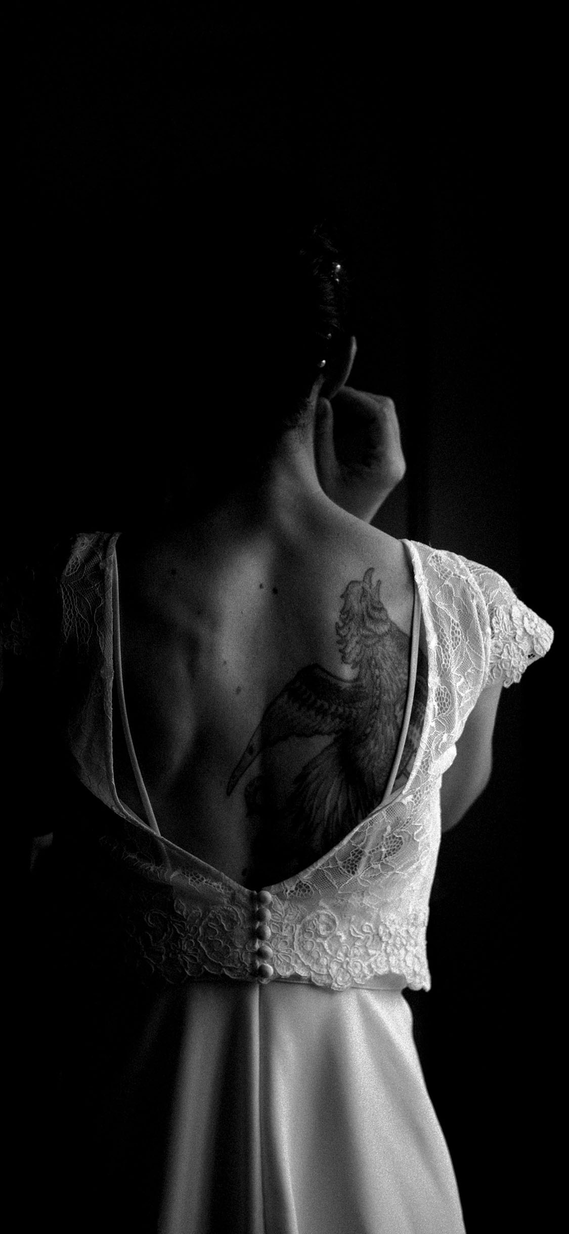 [2436×1125]女孩 背影 纹身 黑白 苹果手机美女壁纸图片