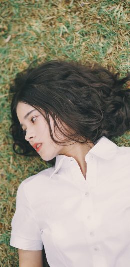 [2436x1125]女孩 躺下 草地 短发 苹果手机美女壁纸图片